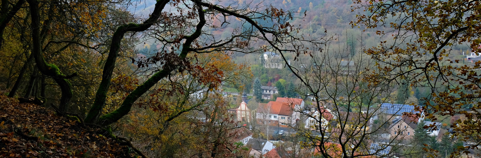 Herbstblick auf Ortskern und kath Kirche Altenbamberg 2019_Aufnahme Ansgar van Elst